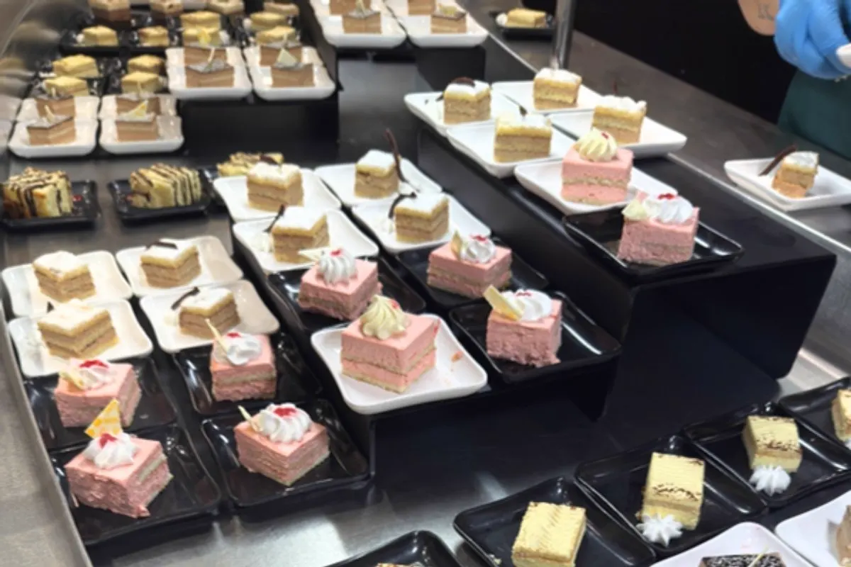 Bandejas con porciones de postres variados en el buffet de un crucero
