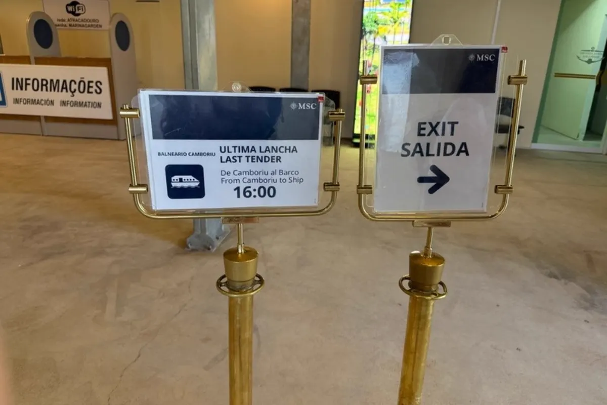 Cartel de MSC con el horario de la última lancha desde Camboriú al barco, 16:00, junto a un cartel de salida