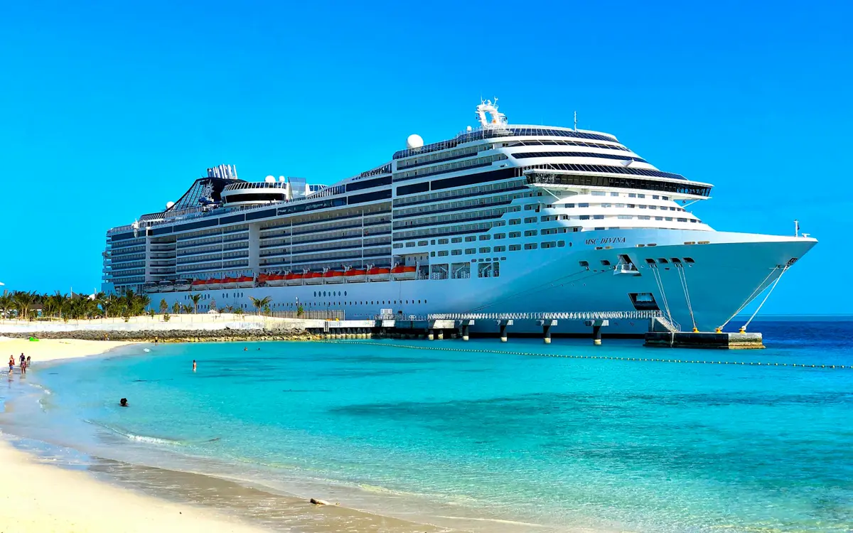 Crucero atracado frente a una playa de agua turquesa en Bahamas