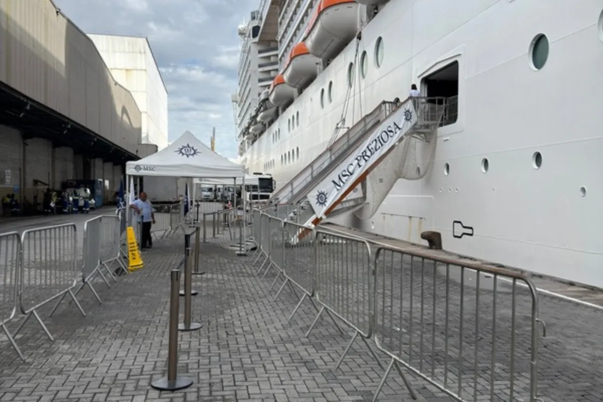 Pasarela de desembarque del barco en el muelle, con vallas y una carpa de control