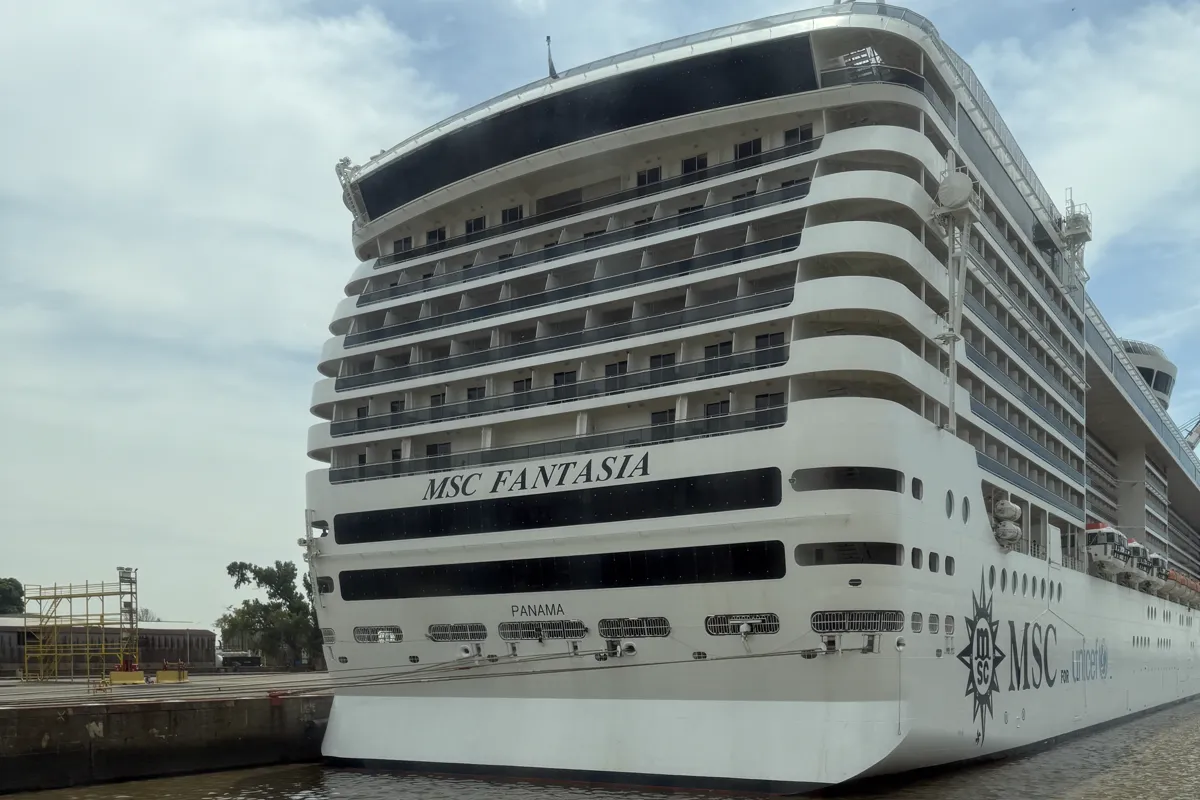 MSC Fantasia amarrado en el puerto de Buenos Aires visto desde el bus, antes de embarcar